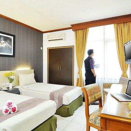 Hotel Cirebon Plaza Esterno foto