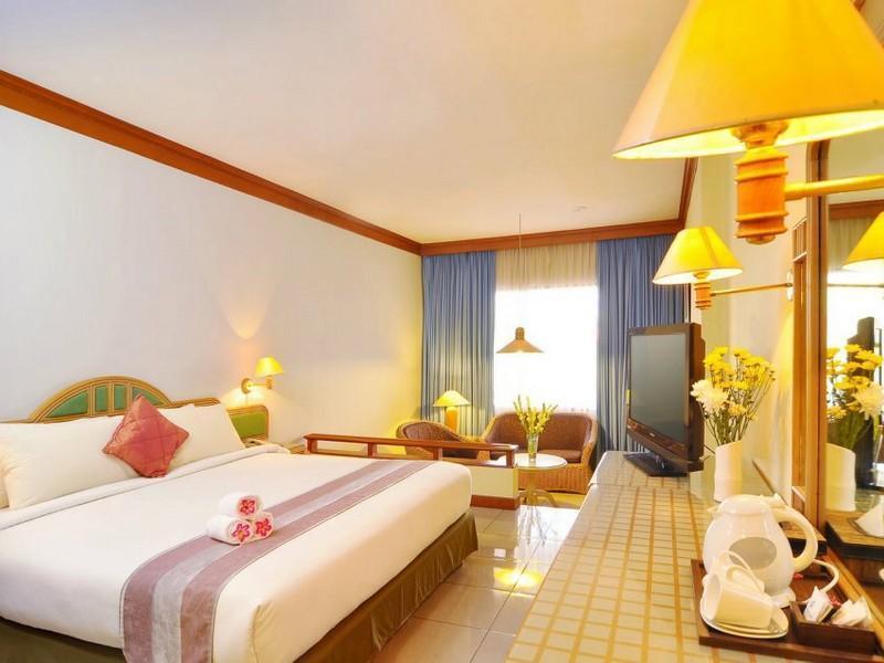 Hotel Cirebon Plaza Esterno foto